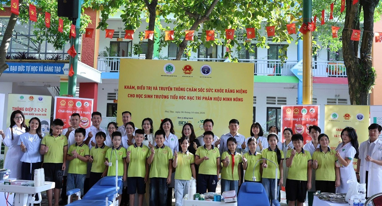 Đoàn công tác chụp ảnh kỷ niệm